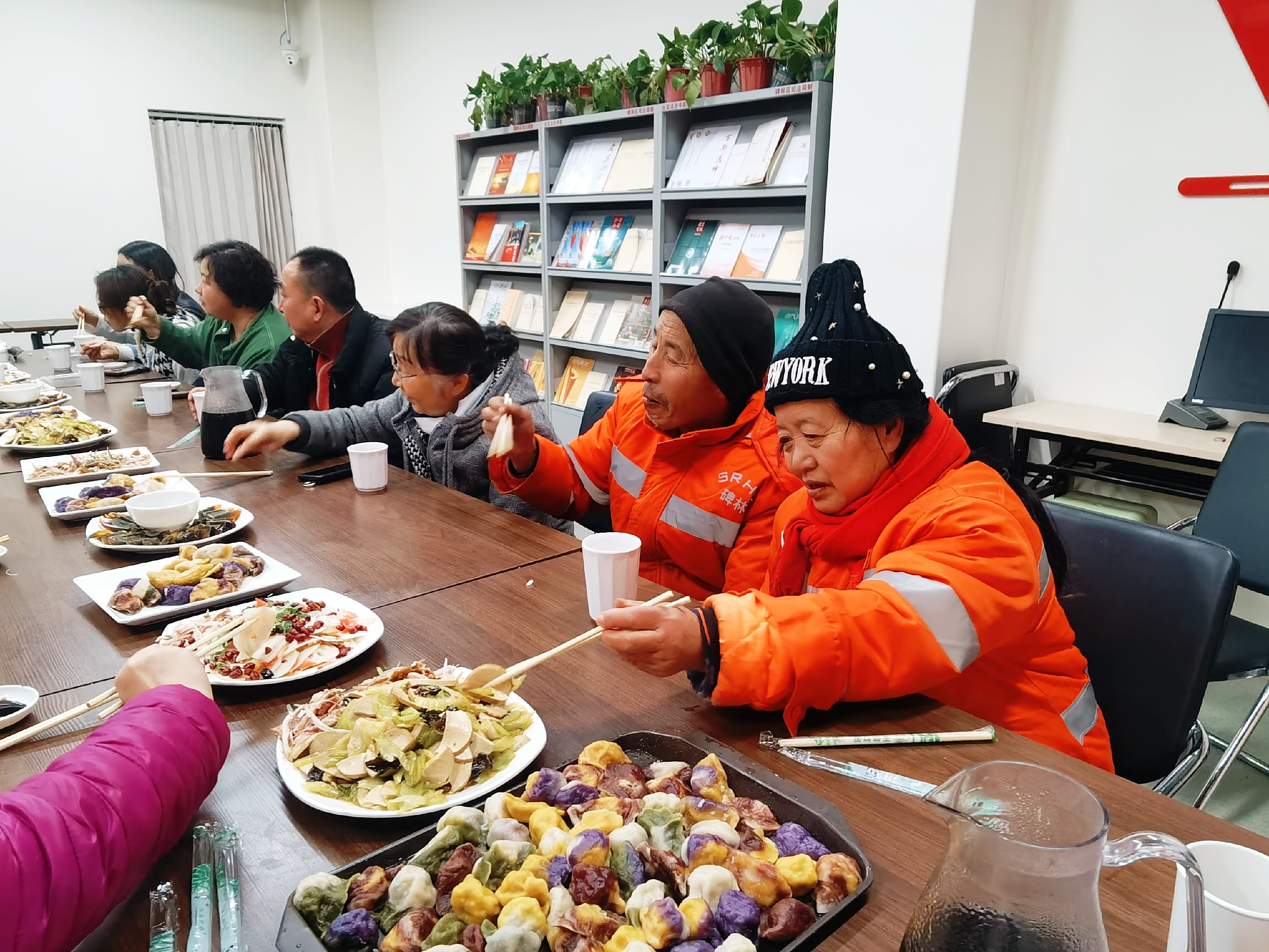 南院门街道社区工会组织职工开展包饺子活动 (4).jpg